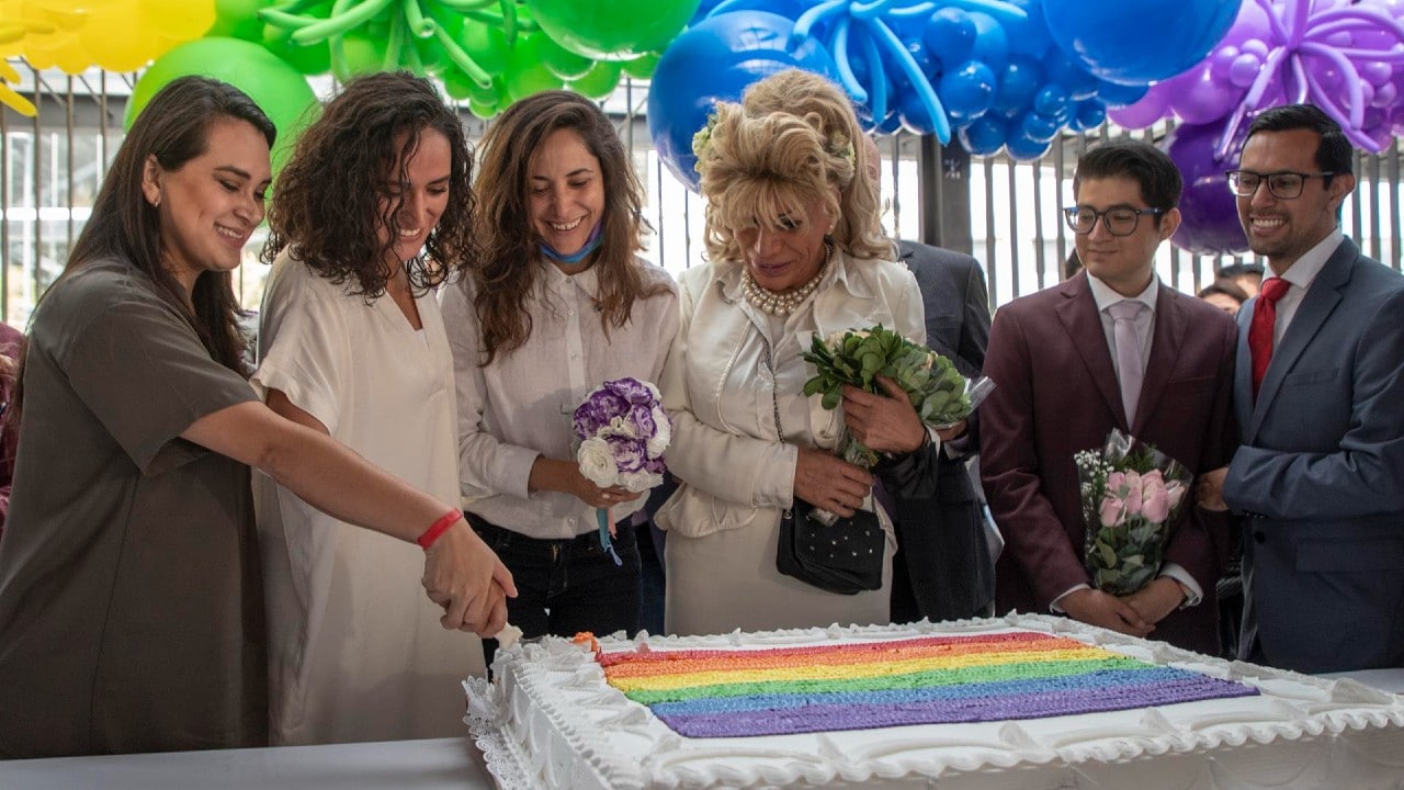 Celebran boda masiva previo a la Marcha LGBT+ en CDMX Fuente: EFE