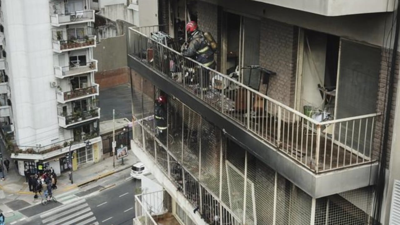 Bomberos trabajan en un edificio incendiado en Buenos Aires, Argentina (Twitter: @reperfilar)
