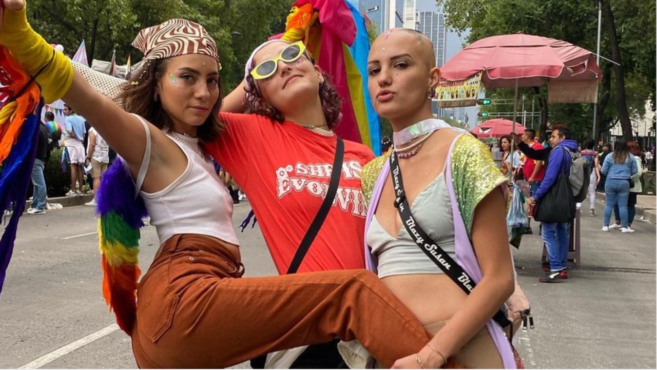 Camila, hija de Raúl Araiza, es ícono en la marcha LGBT