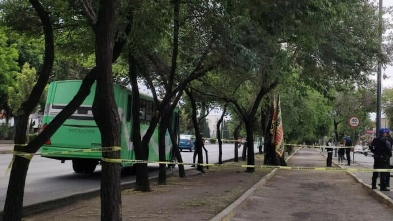 Muere embarazada en calzada Zaragoza, CDMX, al caer de camión de pasajeros (Twitter: @somosrepas)