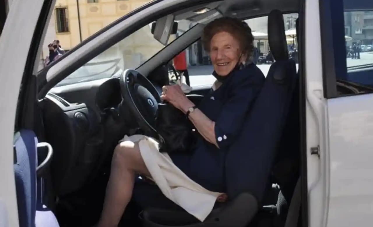 Italia: Abuela de 100 años renueva licencia de conducir