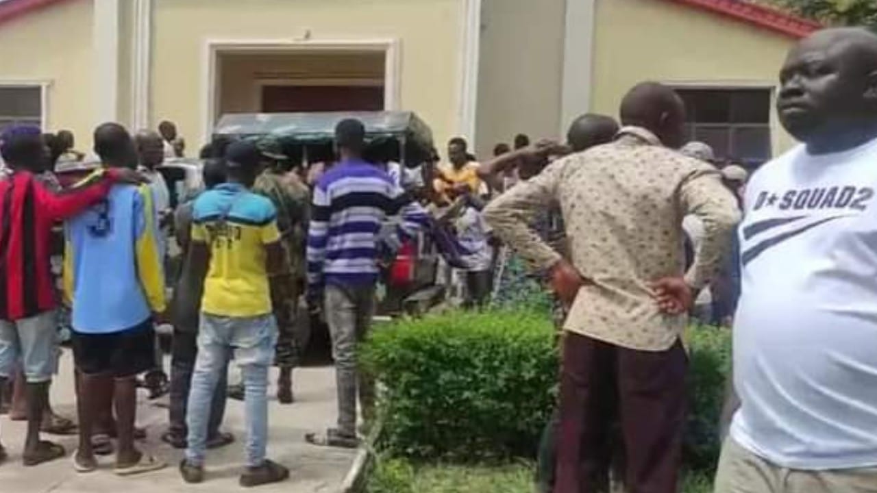 Hombres armados atacaron una iglesia católica en el suroeste de Nigeria (Twitter: @Exclusivebase)