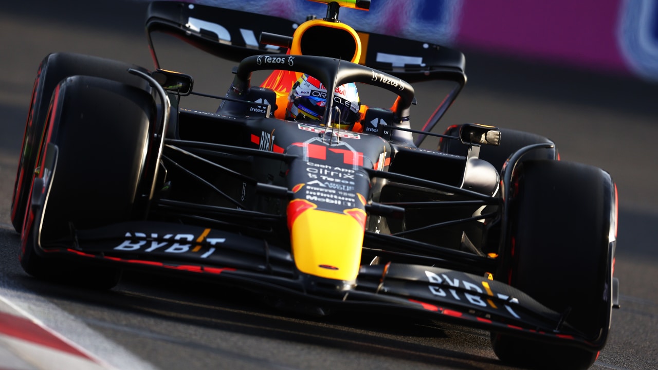 Sergio Pérez conduciendo el vehículo con marcado con el número 11 durante la práctica final del Gran Premio de Azerbaiyán