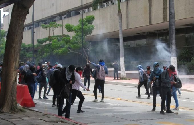 Normalistas en Chiapas se enfrentan con policías estatales en Tuxtla.