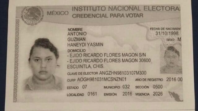 Credencial de elector que supuestamente pertenecía a Haneidy Yasmín Antonio Guzmán y fue encontrada al interior de un tráiler con migrantes muertos en Texas (N+)