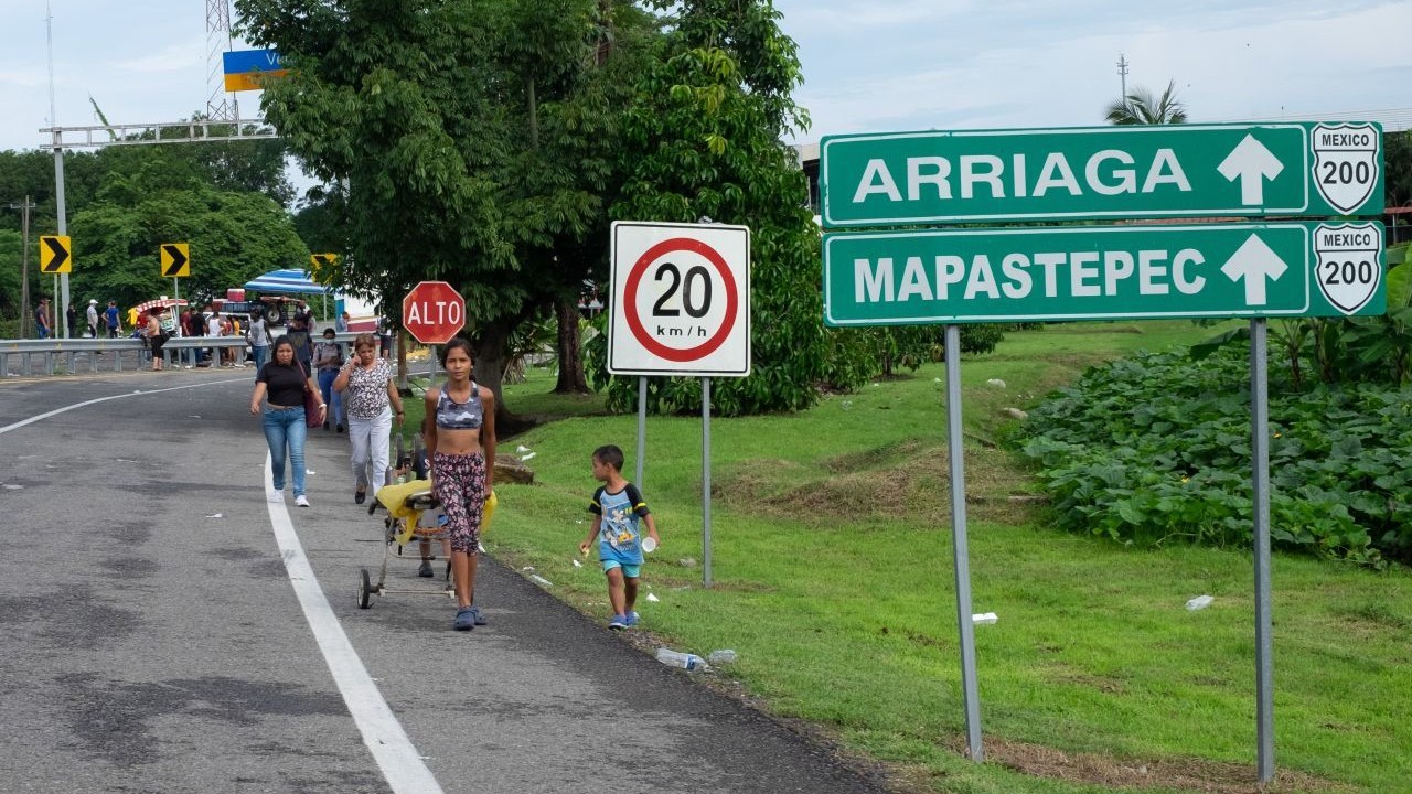 Caravana migrante se disuelve en Chiapas tras aceptar documento migratorio.