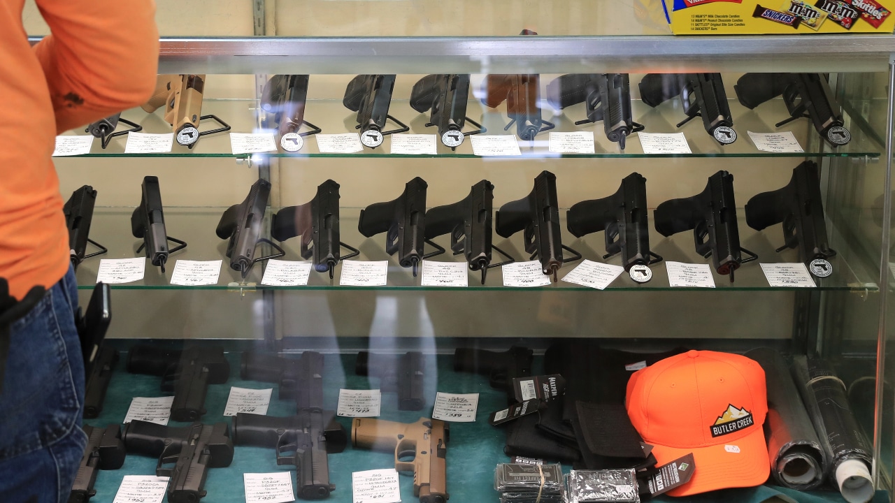 Distintas pistolas se exhiben en una tienda de armas en Estados Unidos.