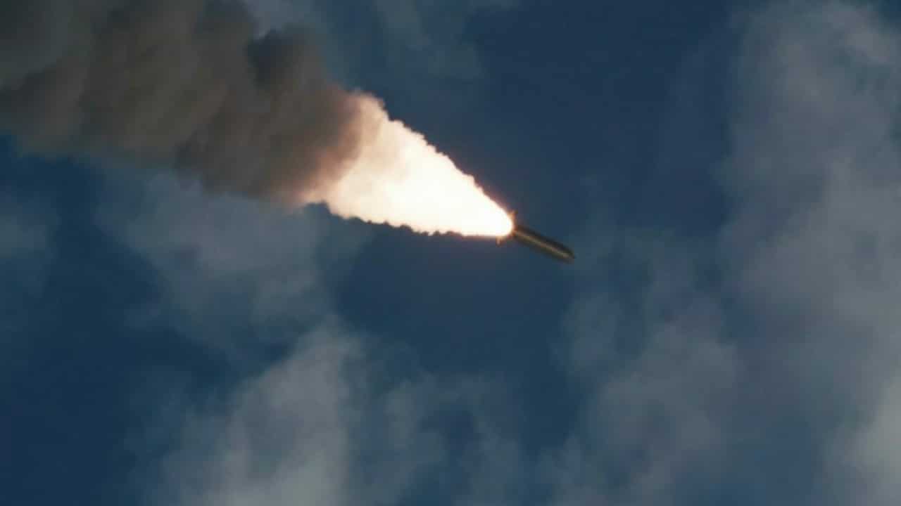 Lanzamieto de misiles balísticos de corto alcance al mar