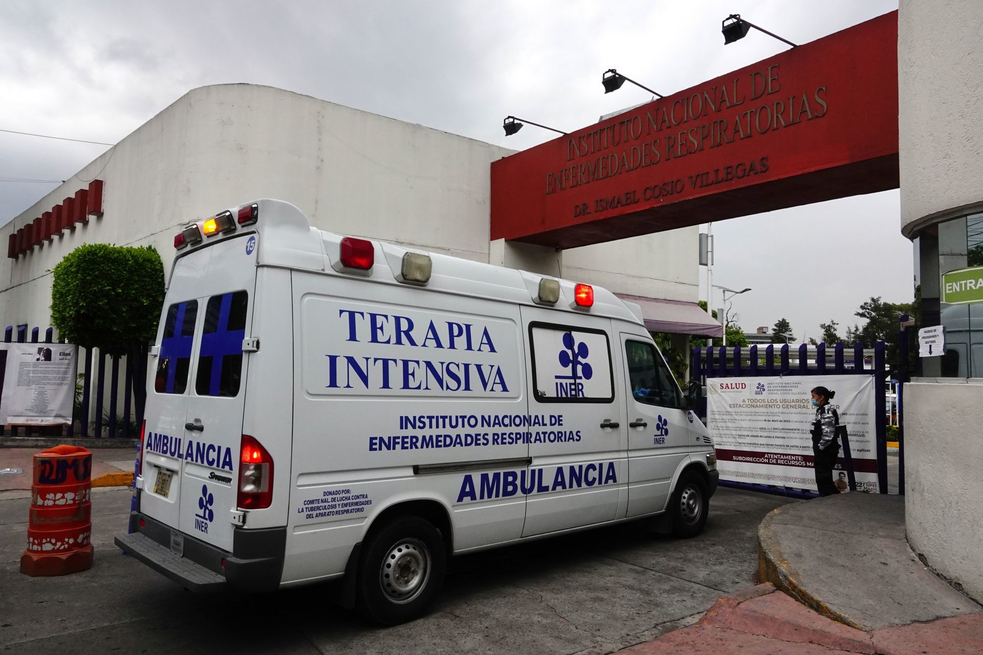 Ambulancias ingresan a un hospital con un paciente COVID-19 en la CDMX (Cuartoscuro)