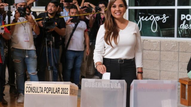 Mara Lezama, candidata de Morena a la gubernatura de Quintana Roo, emitió su voto (Cuartoscuro)