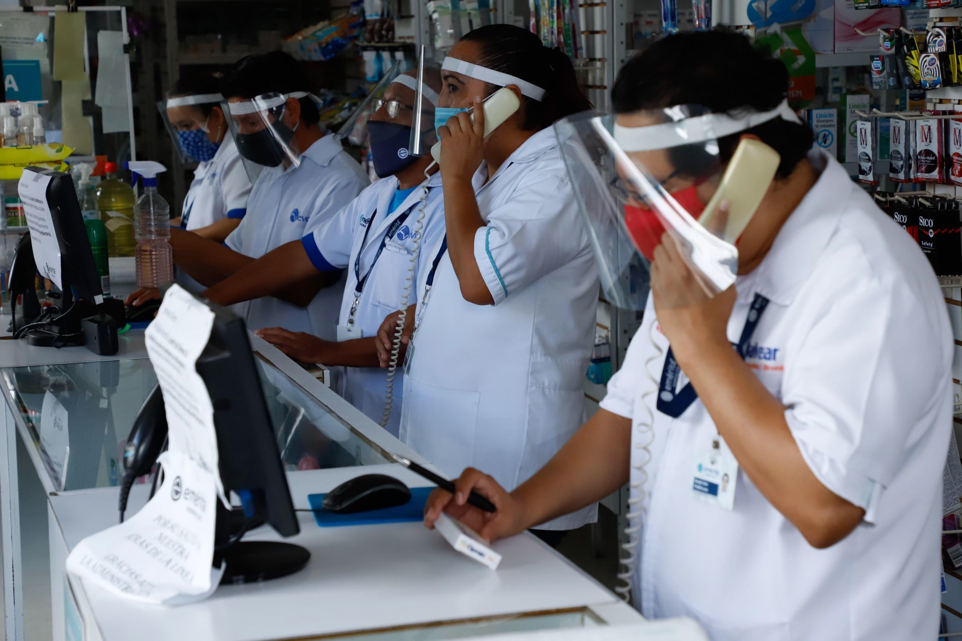 Empleados de una farmacia se protegen de posibles contagios de COVID-19 con cubrebocas y caretas, en Yucatán, como en todo el país, los casos van al alza (Cuartoscuro)