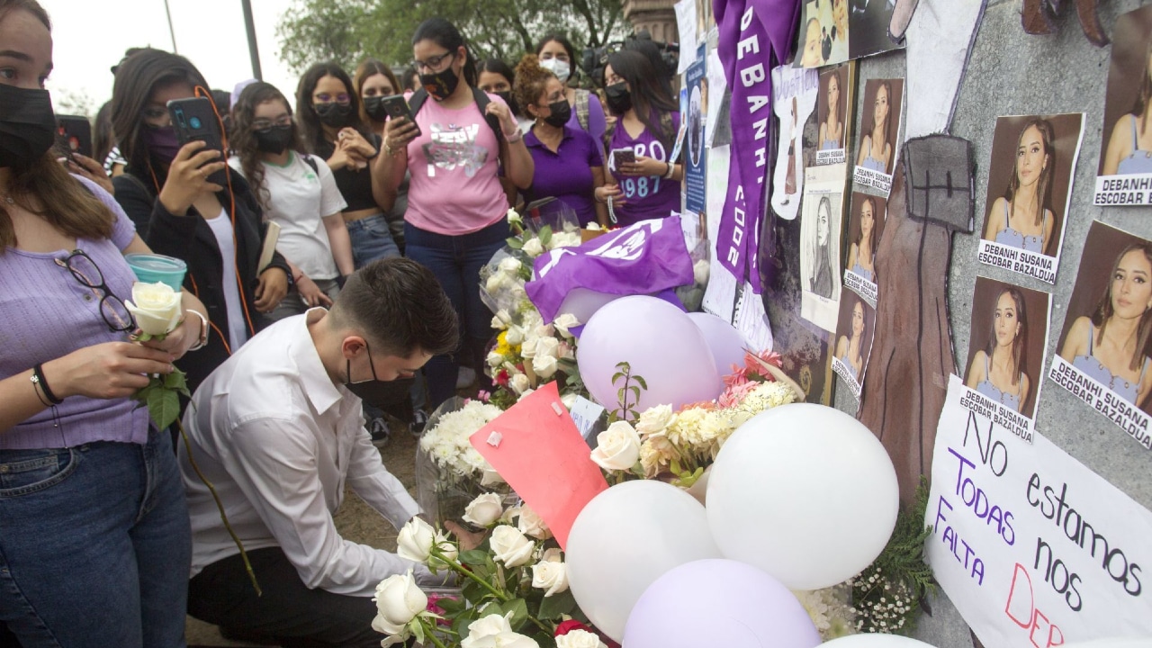 Estudiantes colocan flores y globos en un memorial para recordar a Debanhi Escobar