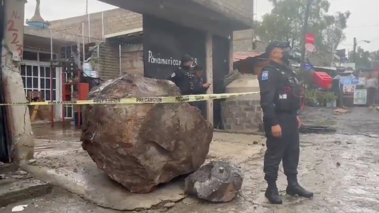 Deslizamiento de rocas cae sobre casa en Xochimilco y lesiona a una madre y su bebé
