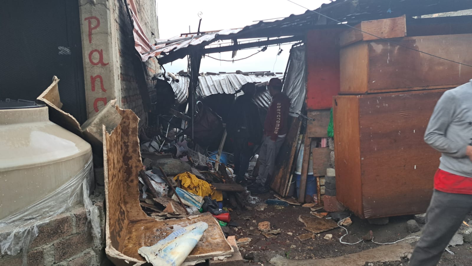Deslizamiento de piedras cae sobre casa en Xochimilco y lesiona a una madre y su bebé