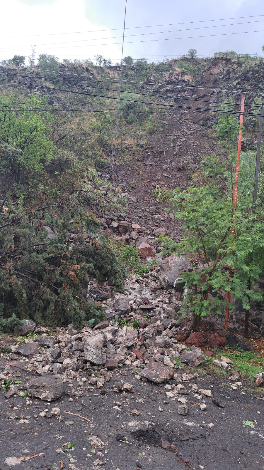 Deslizamiento de piedras cae sobre casa en Xochimilco y lesiona a una madre y su bebé