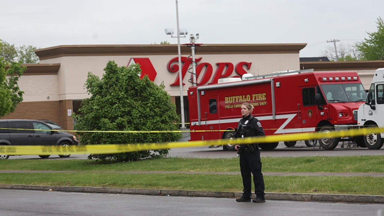 Despiden a operador del 911 en Buffalo tras masacre en supermercado.