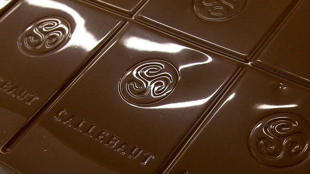 Tras brote de salmonela, Barry Callebaut detiene producción de chocolate en planta belga