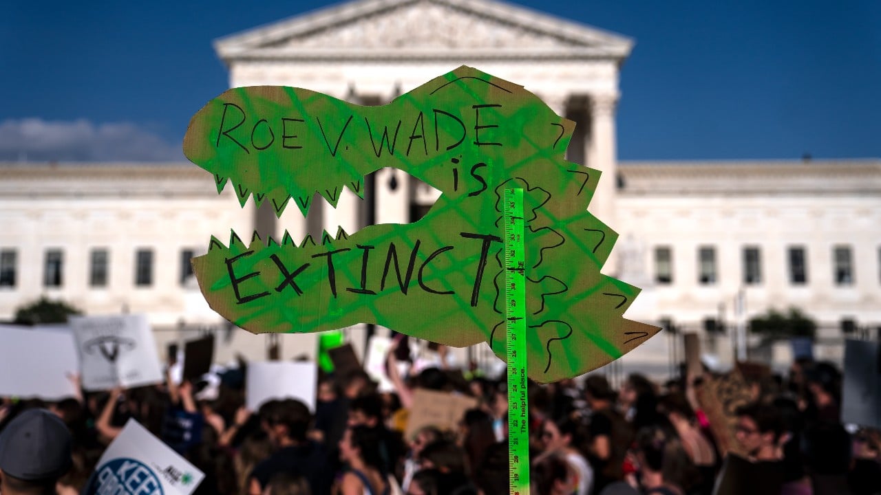 Un letrero frente a la Corte Suprema de Estados Unidos después de que la Corte anunciara un fallo contra el aborto (Getty Images)