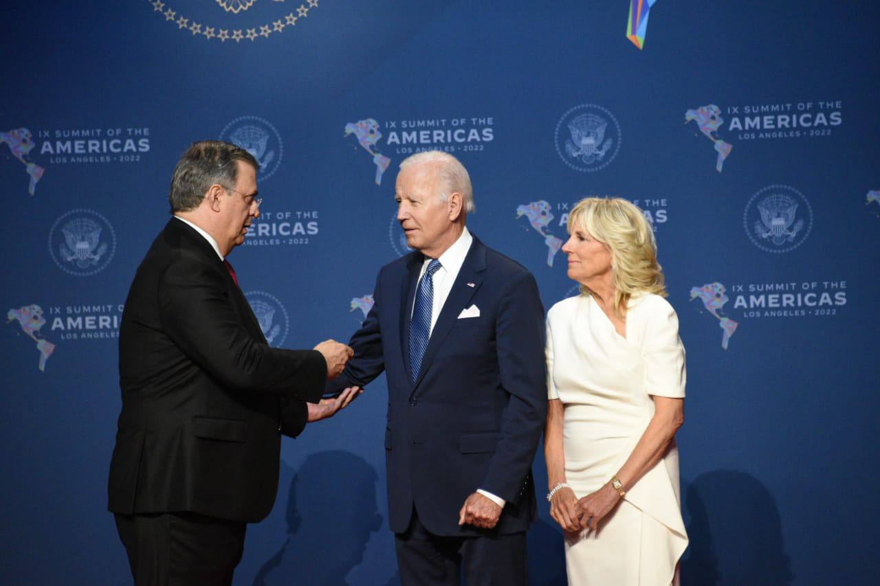 Joe Biden da la bienvenida a Ebrard en Cumbre de las América