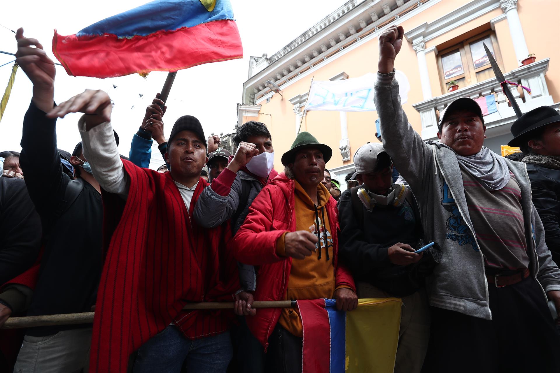 Manifestantes realizan una marcha pacífica, en el décimo día de movilizaciones indígenas, en el centro histórico de Quito, Ecuador (EFE)