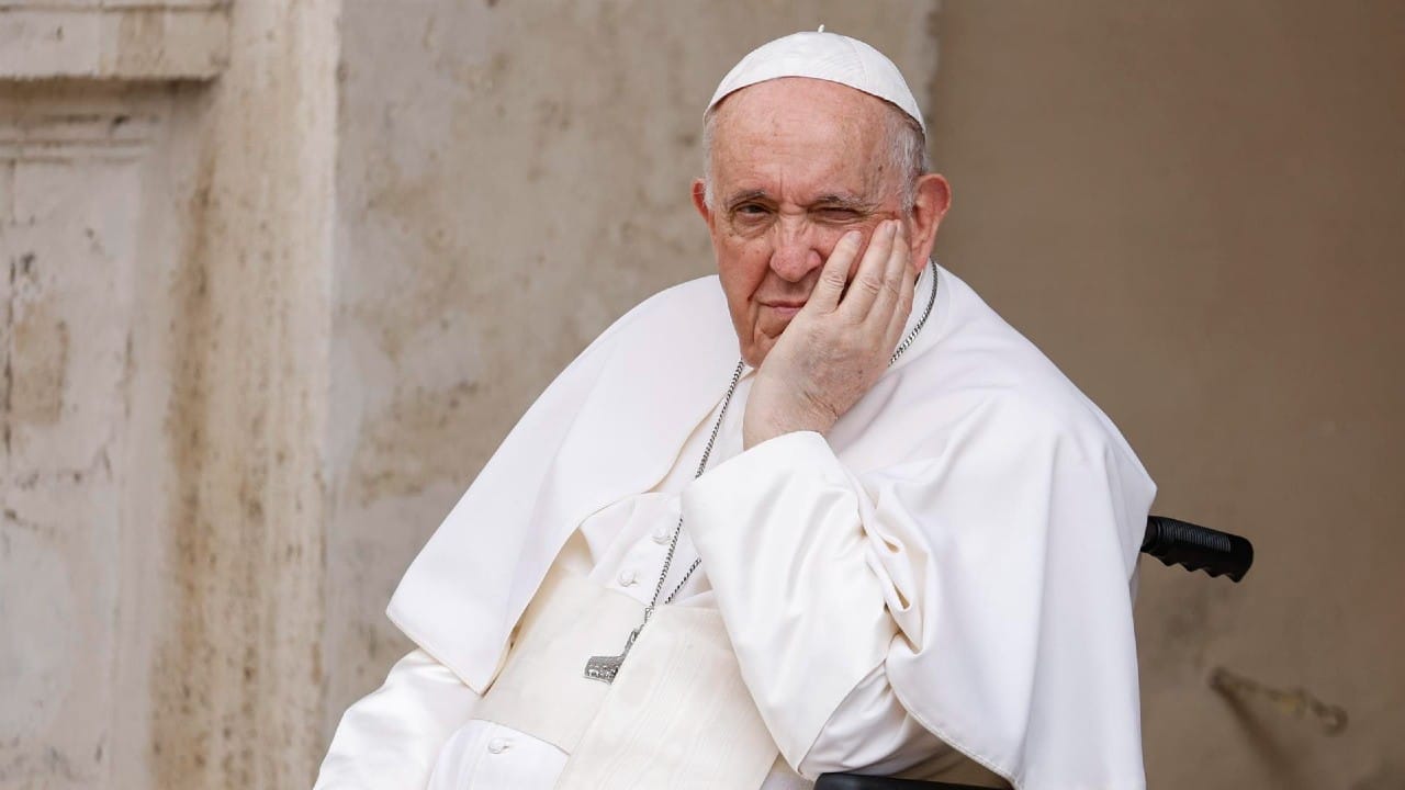 El papa Francisco ha tenido que usar silla de ruedas por su problema de rodilla.