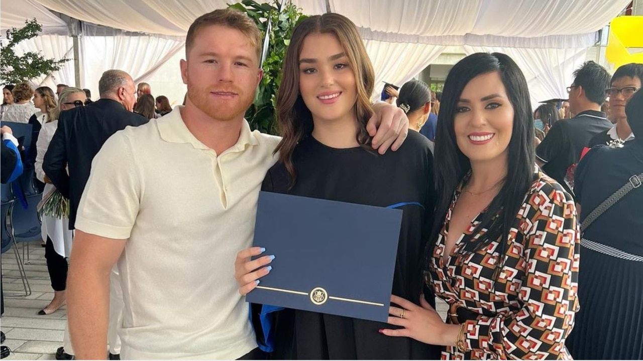 Emily Cinnamon, hija del Canelo, logra reunir a papás en su graduación