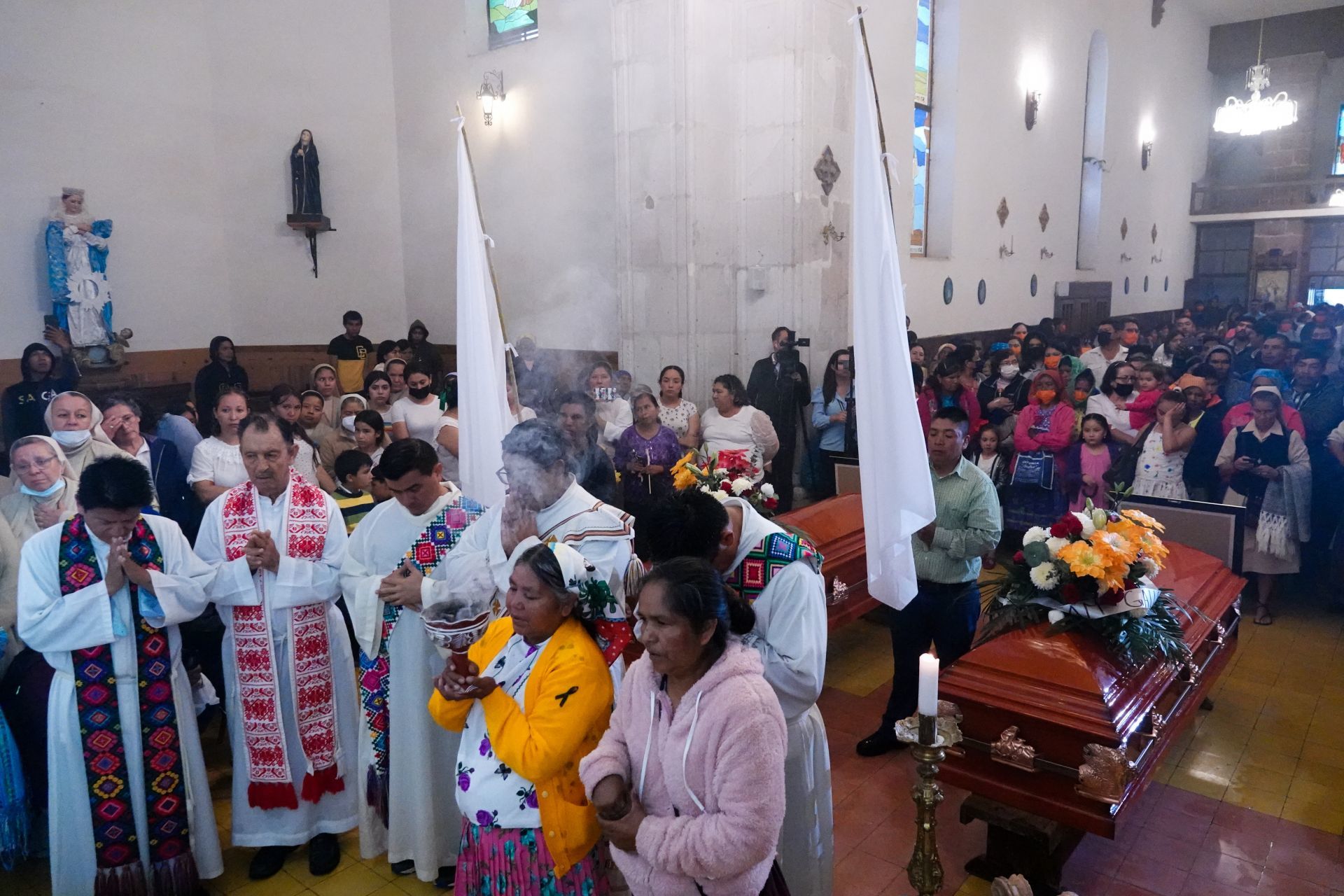 Bajo lluvia intensa, los cuerpos de los sacerdotes jesuitas regresaron a la iglesia de Cerocahui en donde fueron asesinados; hoy serán sepultados