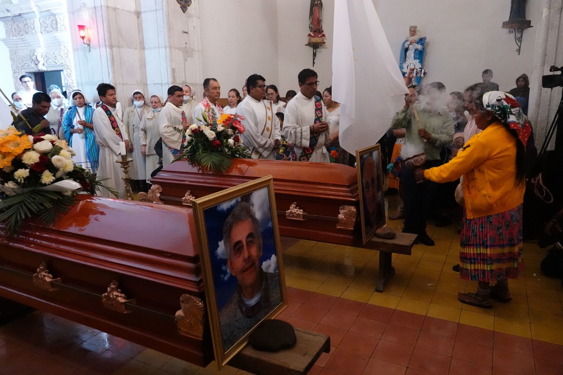Bajo lluvia intensa, los cuerpos de los sacerdotes jesuitas regresaron a la iglesia de Cerocahui en donde fueron asesinados; hoy serán sepultados