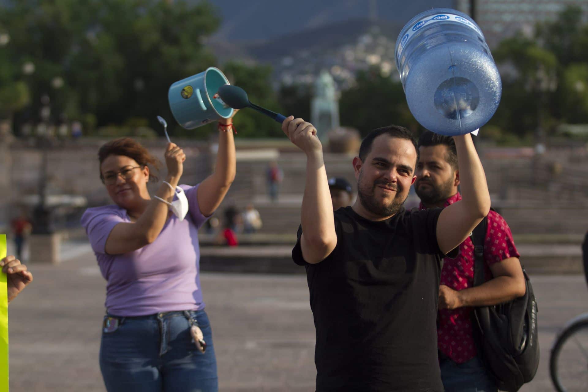 Miembros de diversos colectivos exigen agua en Monterrey (Cuartoscuro)
