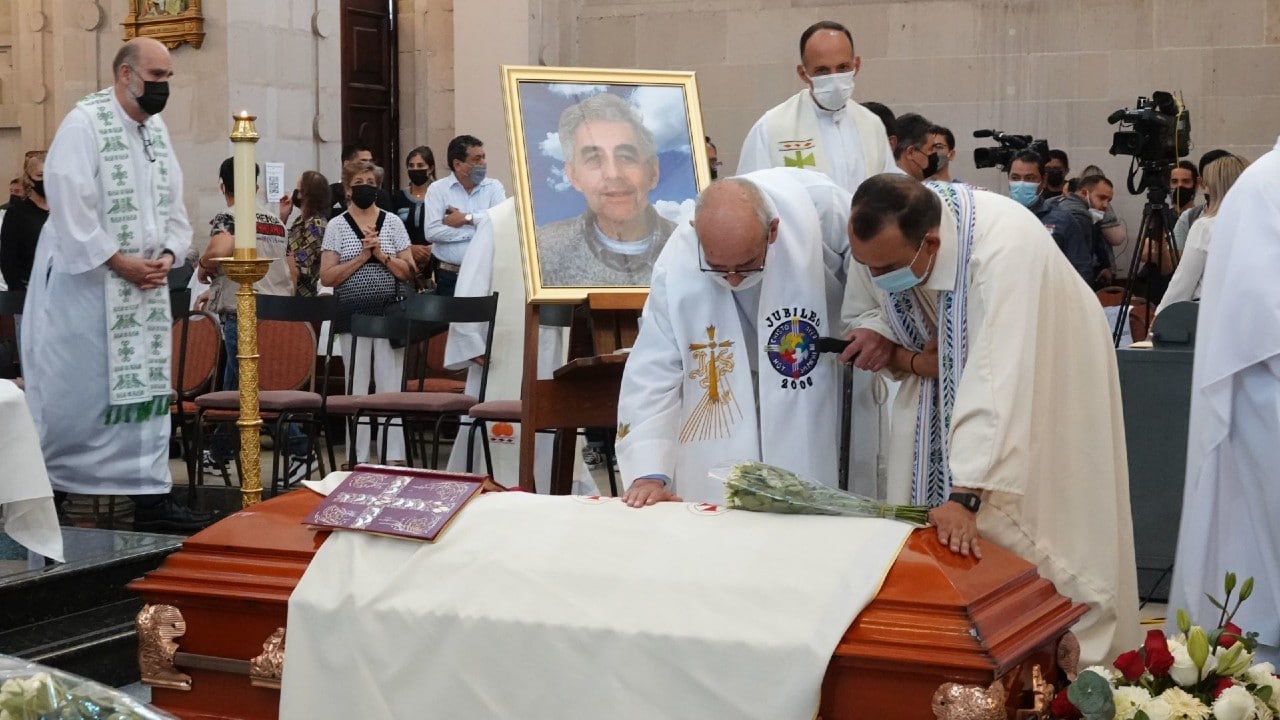 Feligreses de Creel despiden a jesuitas asesinados en Cerocahui, Chihuahua.