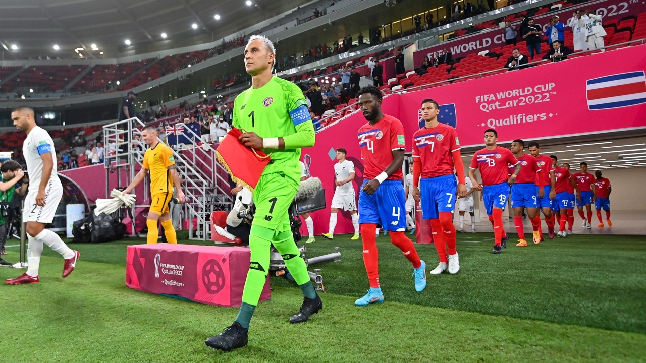 Los jugadores de Costa Rica y Nueva Zelanda ingresan al terreno de juego para el partido de fútbol clasificatorio para la Copa Mundial Qatar