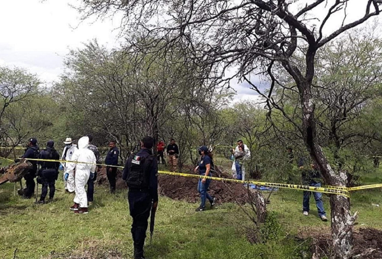 Exhuman 14 cuerpos de fosas clandestinas en Michoacán