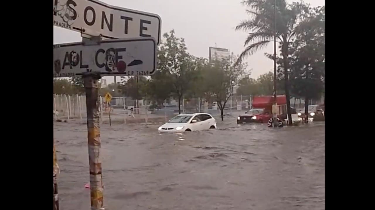 Fuerte lluvia y granizada causa encharcamientos en calles de Querétaro