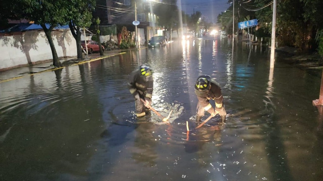 Fuertes lluvias causan encharcamientos en diferentes puntos de la Ciudad de México