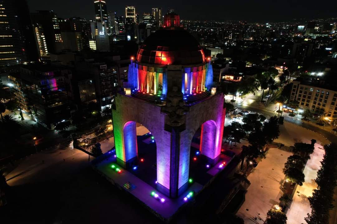 FOTOS: Edificios en CDMX se iluminan con la bandera del arcoíris.