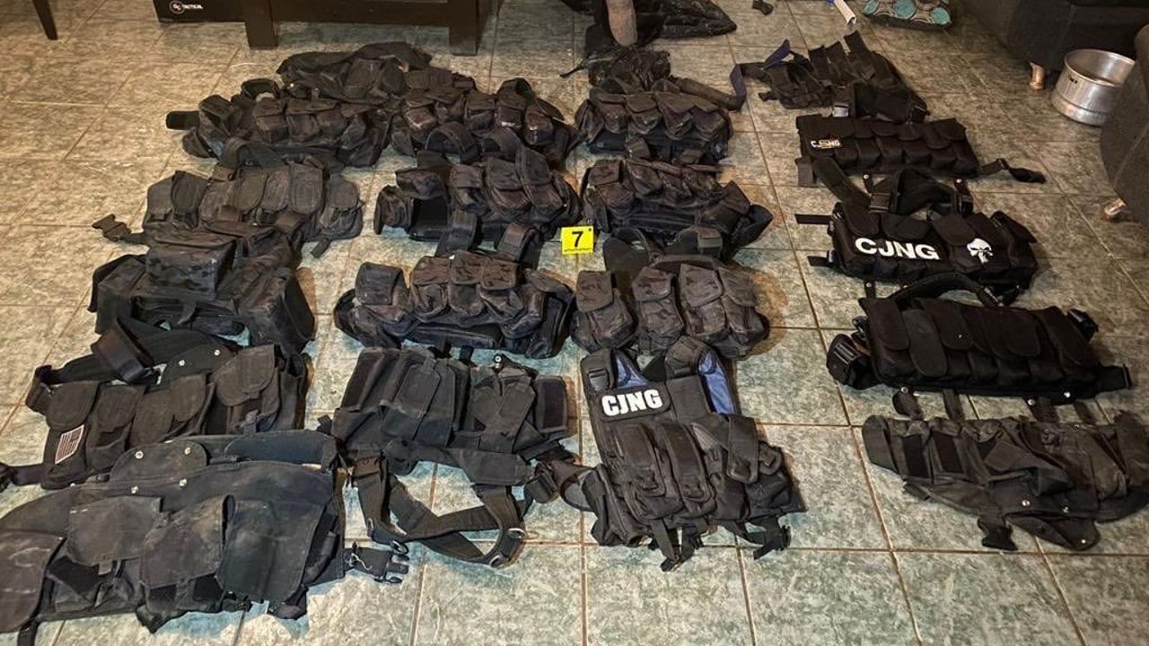 Guardia Nacional asegura arsenal y vehículos en Jalisco; hay 5 detenidos.