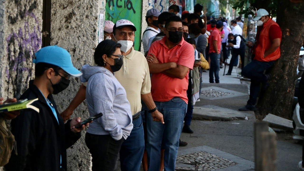 Habitantes de Oaxaca acuden a las urnas