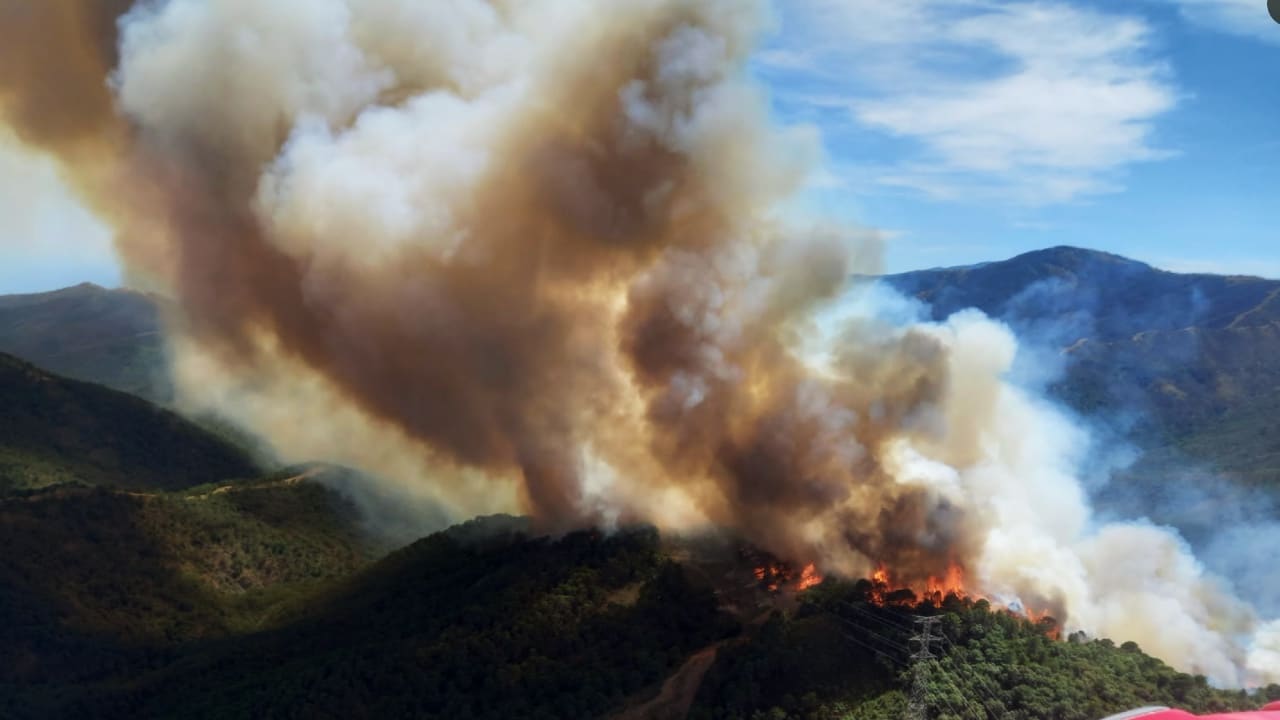 Incendio obliga a evacuar a dos mil personas en la provincia de Málaga, España