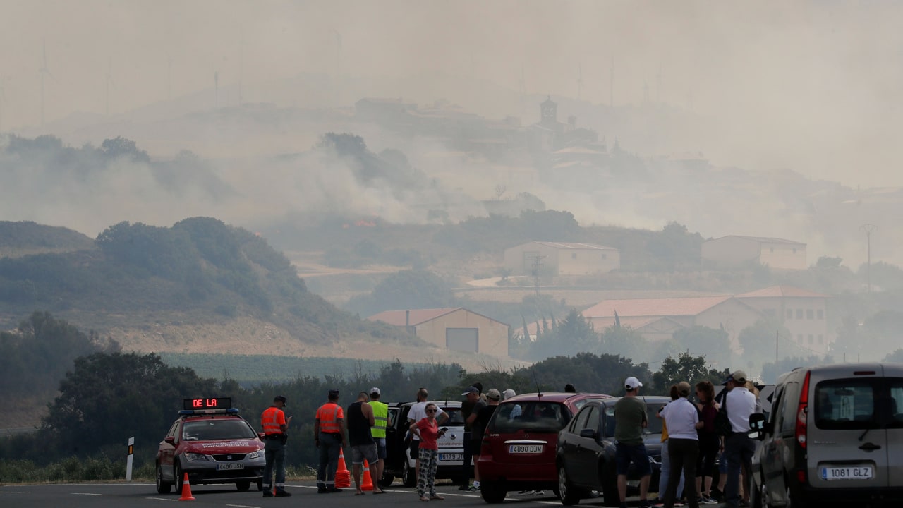 Vista de los trabajos para extinguir los incendios forestales en España