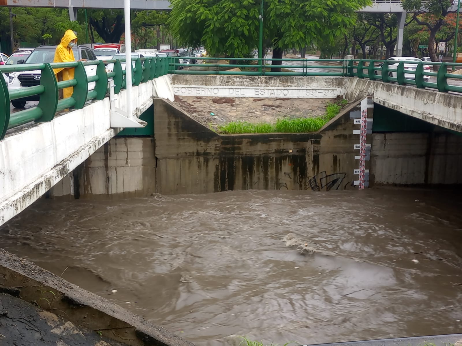 Intensa lluvia causa encharcamientos e inundaciones en Tuxtla Gutiérrez, Chiapas.