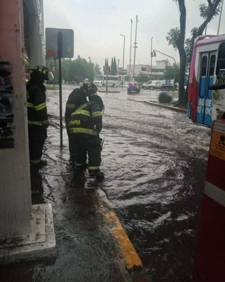 Intensa lluvia causa inundaciones en vialidades de Toluca, Estado de México