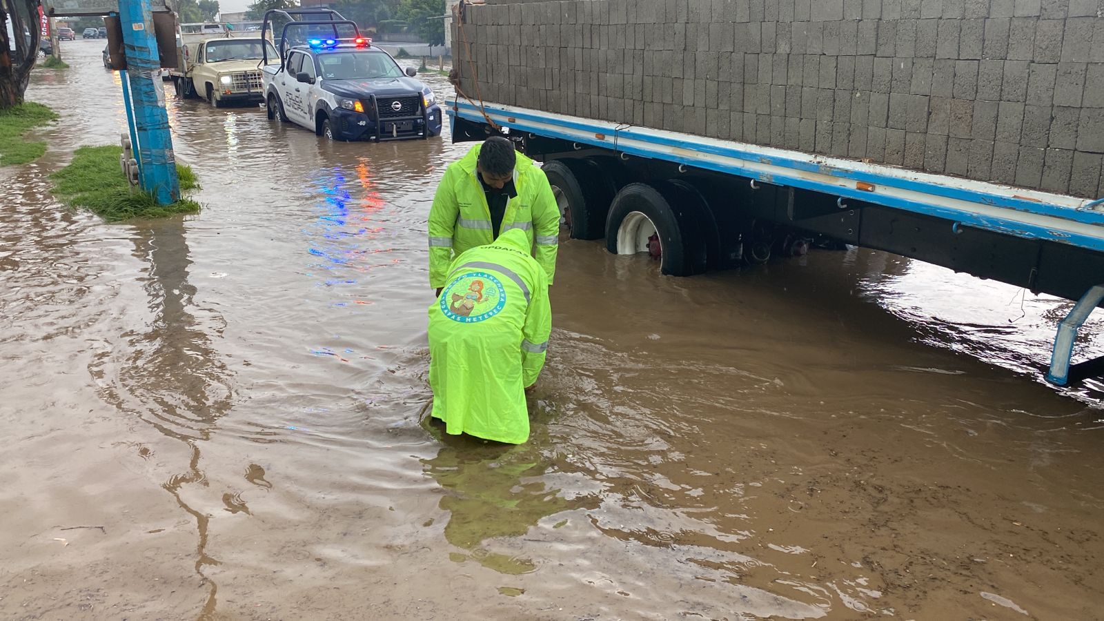 Intensa lluvia en Toluca y Metepec provoca inundaciones; varios vehículos resultaron afectados