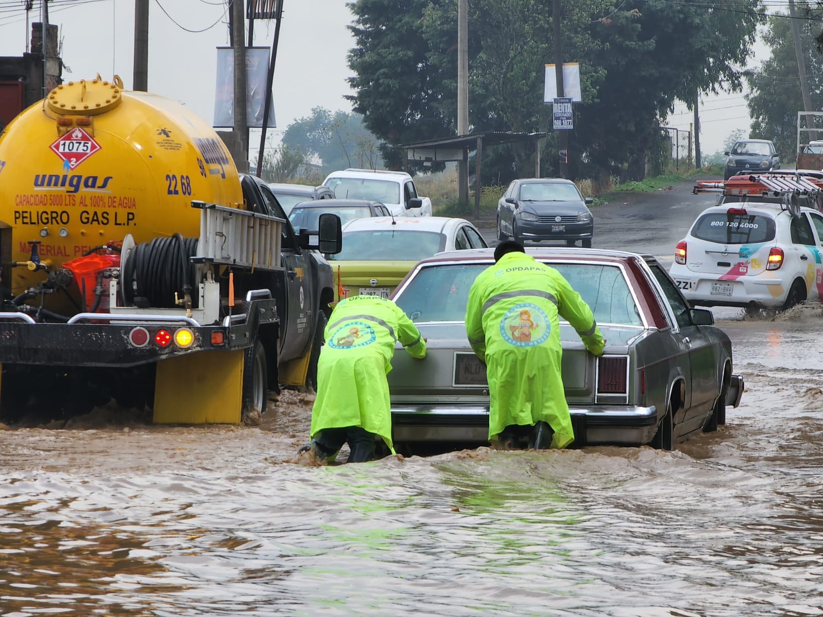 Intensa lluvia en Toluca y Metepec provoca inundaciones; varios vehículos resultan afectados
