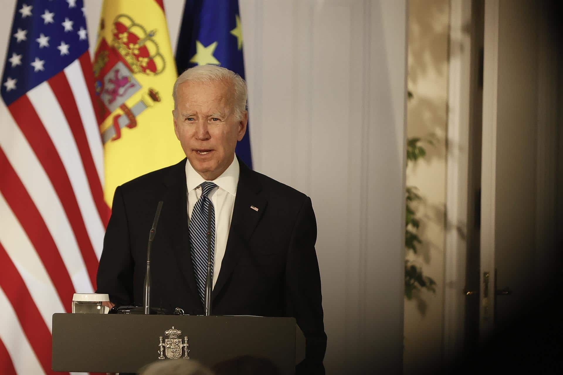 Biden pide perseguir a traficantes de migrantes