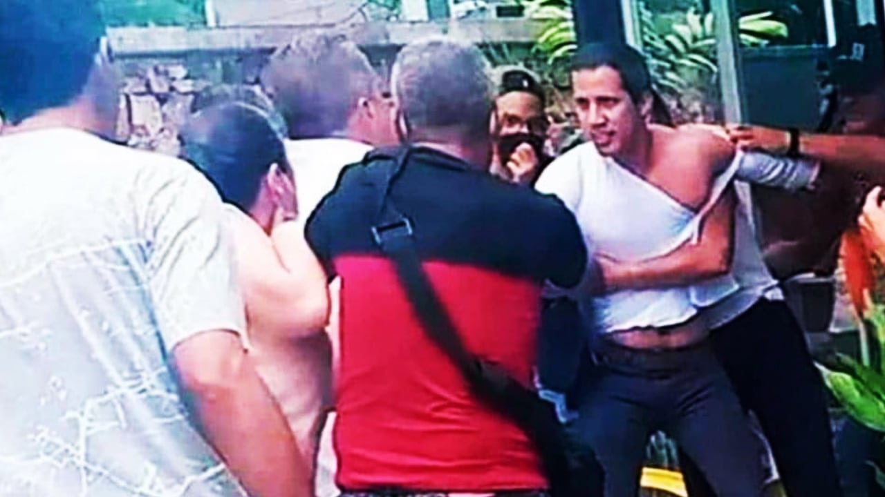 Corren a gritos y empujones a Juan Guaidó de un restaurante en Cojedes, Venezuela