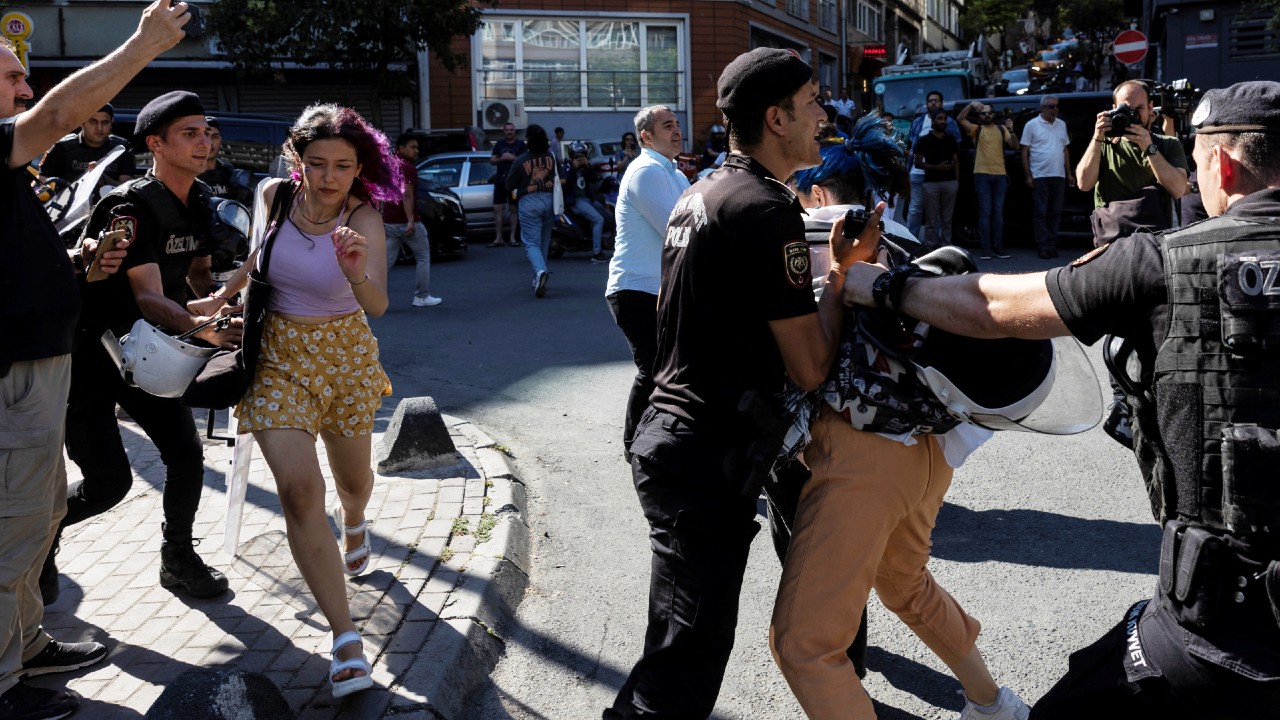 Liberan a activistas LGTBQ detenidos en Orgullo de Estambul, Turquía