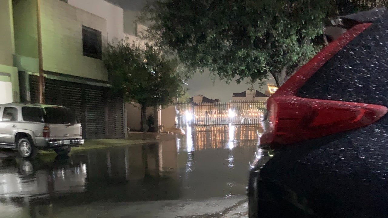 Llueve en Monterrey; habitantes la reciben con júbilo