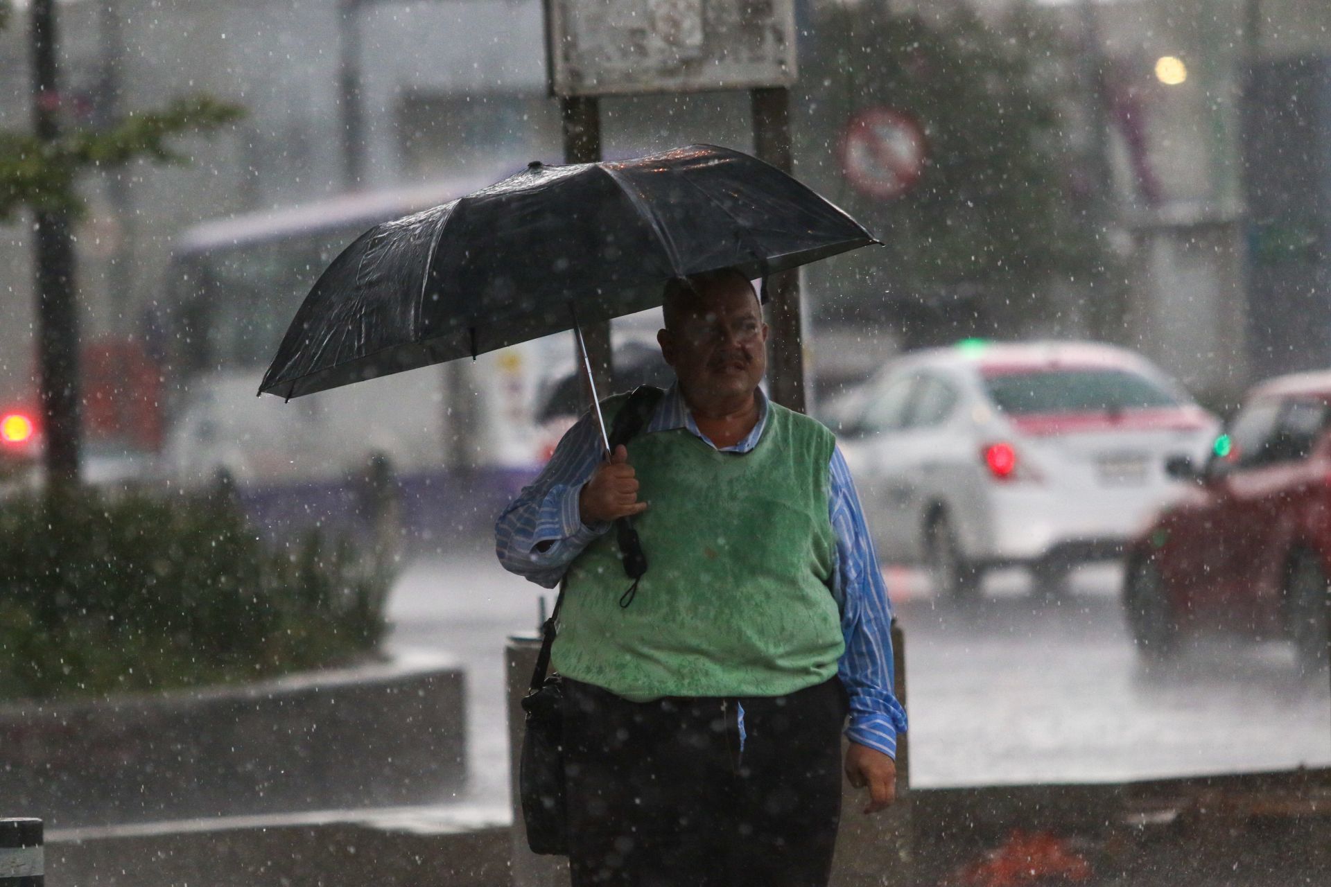 Transeúntes en calles de CDMX ante lluvias (Cuartoscuro)