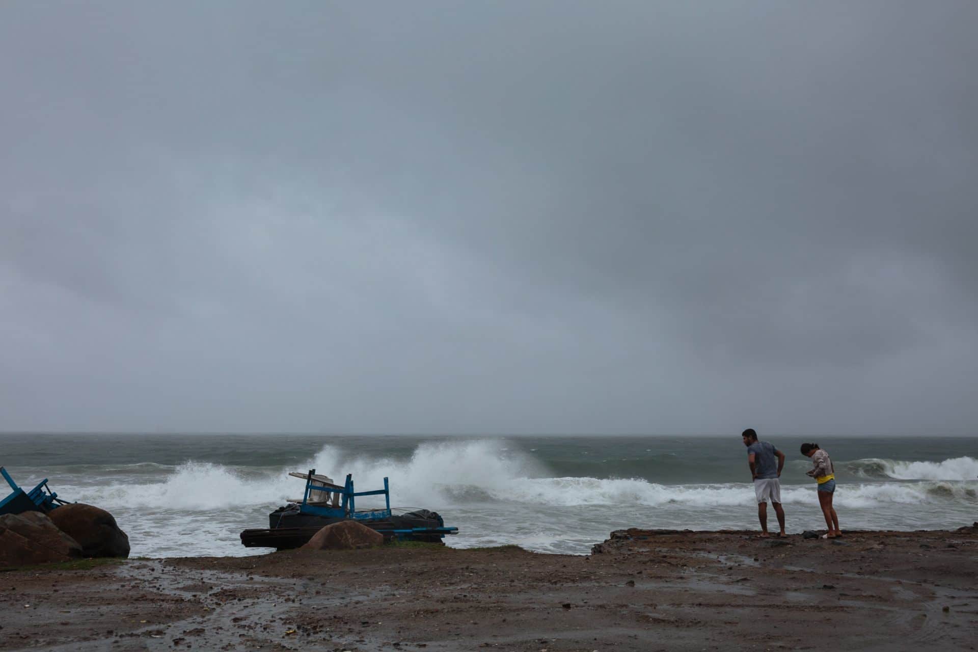 Lluvias en Colima dejan un muerto y daños materiales en playas por fuerte oleaje