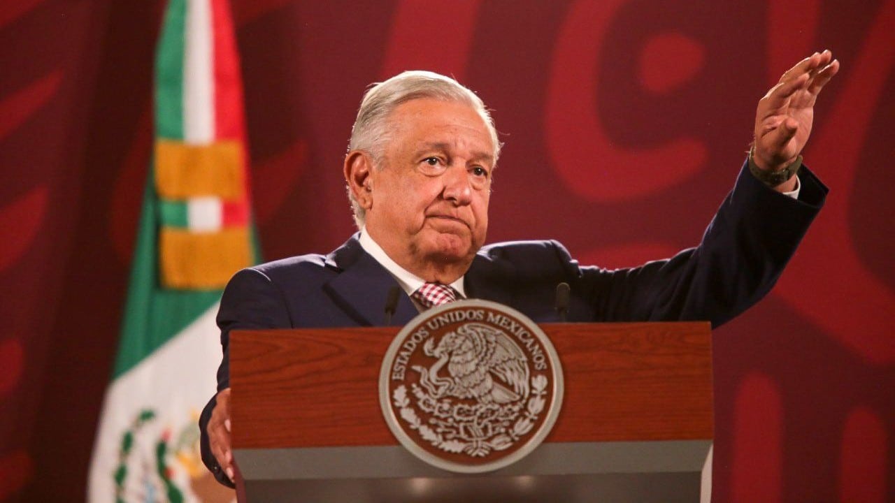 López Obrador responde a reporteros.